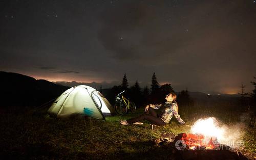 休闲帐篷露营拍照姿势晚上