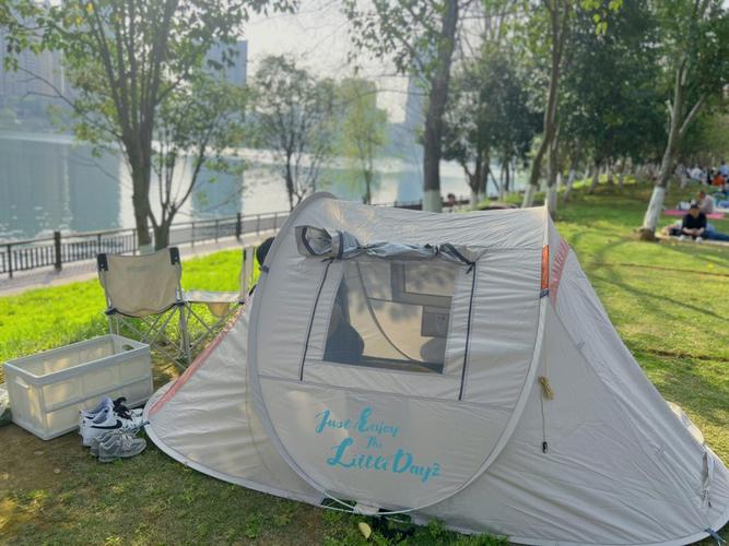 公园休闲亲子旅行帐篷图片