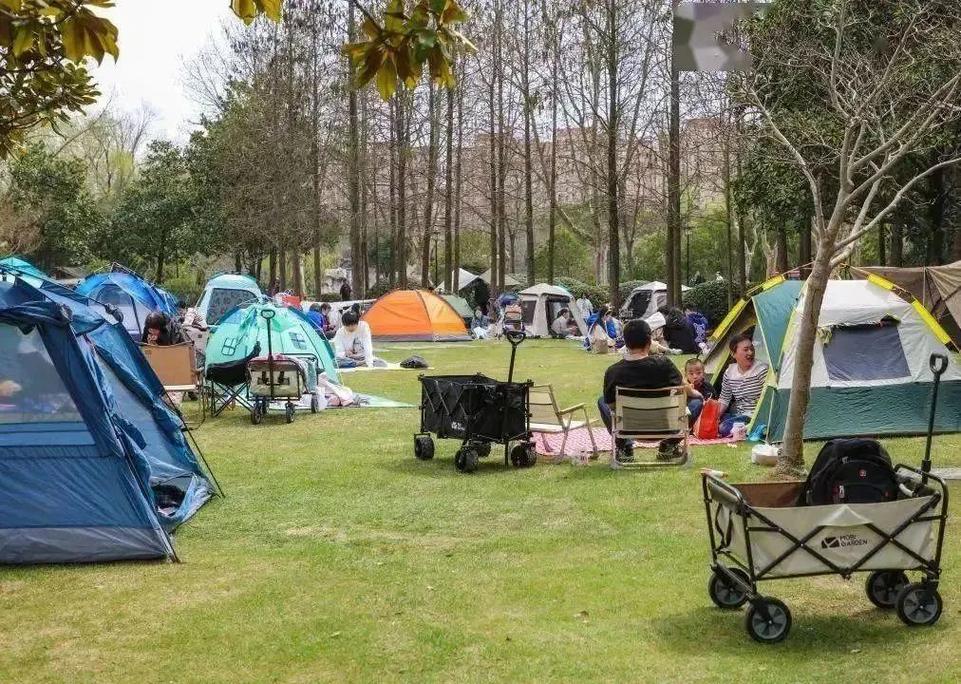 城市公园休闲帐篷图片