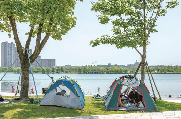 东湖绿道湖边帐篷休闲图片的相关图片